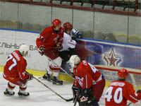 Сергей Карабанов зажимает воспитанника воскресенского хоккея Александра Матвеева.